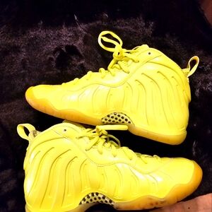 Size 5y- 136. Nike air foamposite pro volt